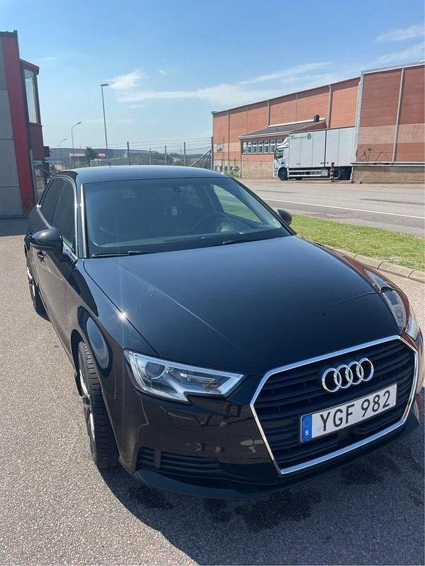 Svart Begagnad 2017 Audi A3 Sportback Comfort Halvkombi | 142 000 kr (Marknadspris) - Bild 1/4