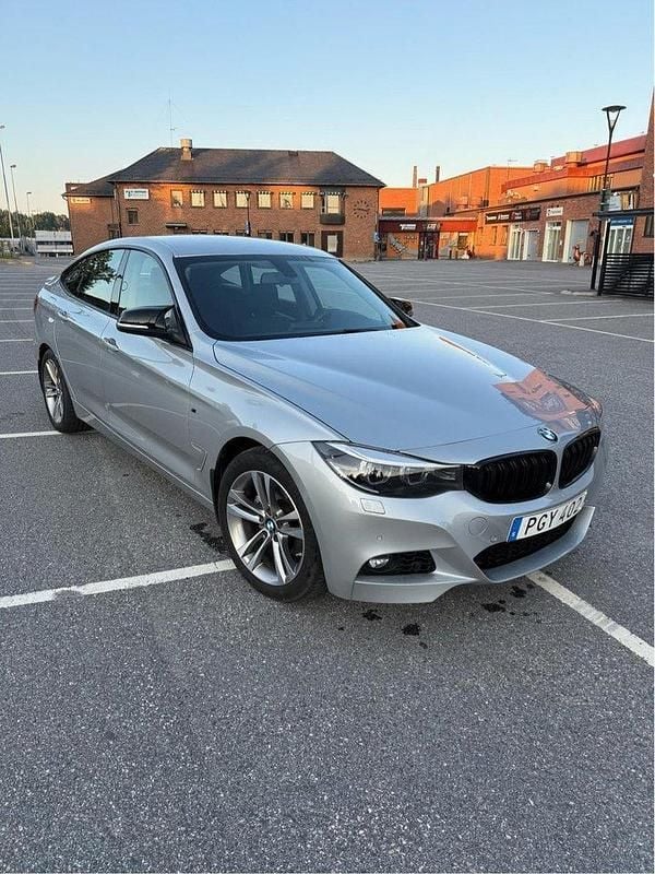 Silver Begagnad 2017 BMW 320 Halvkombi | 191 000 kr (Bra pris) - Bild 1/4