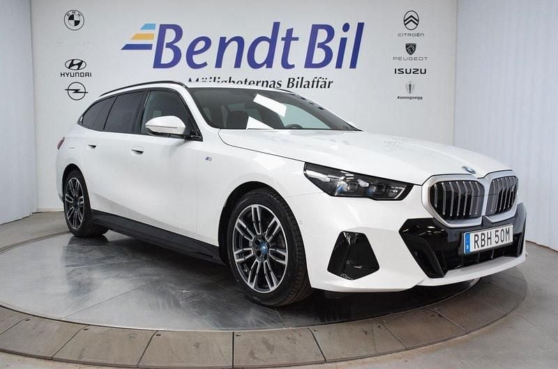 Vit Begagnad 2024 BMW i5 M Sport Sedan | 654 500 kr - Bild 1/4