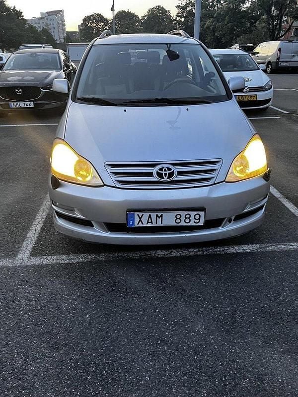 Silver Begagnad 2005 Toyota Avensis Verso Minibuss | 45 999 kr - Bild 1/4