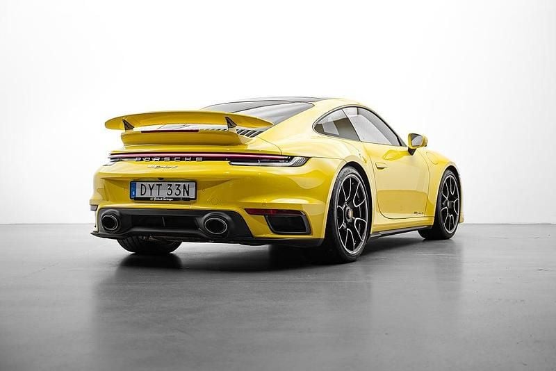 Begagnad Porsche 911 Turbo S 650 HK (478 kW) 2021 Racing yellow