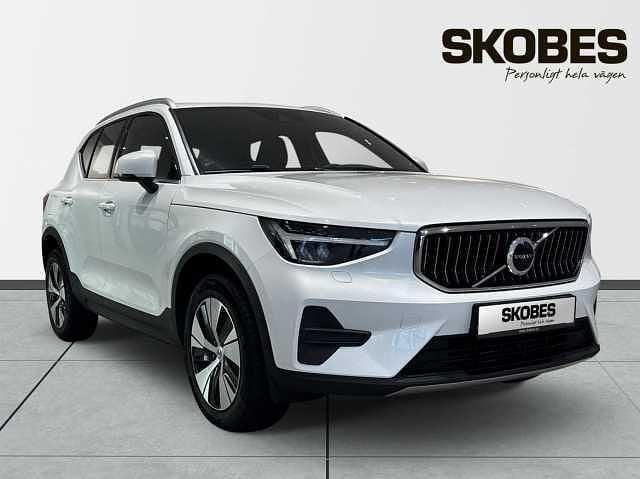 Vit Begagnad 2023 Volvo XC40 Core SUV | 299 900 kr (Marknadspris) - Bild 1/3