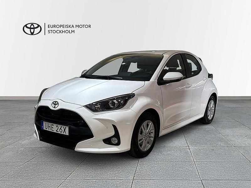 Vit Ny 2025 Toyota Yaris Hybrid Active Halvkombi | 244 500 kr (Marknadspris) - Bild 1/4
