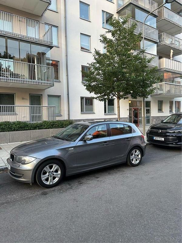 Grå Begagnad 2011 BMW 118 Halvkombi | 70 000 kr (Marknadspris) - Bild 1/4