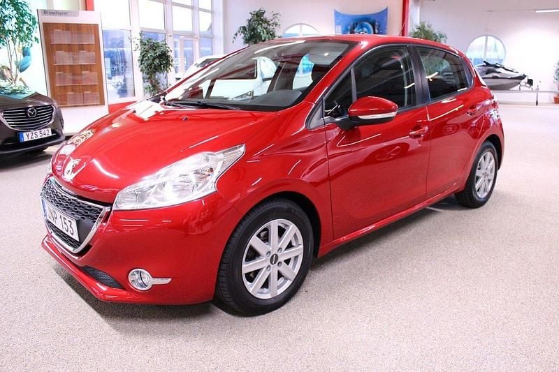 Mörkröd Begagnad 2014 Peugeot 208 Halvkombi | 59 000 kr (Marknadspris) - Bild 1/4