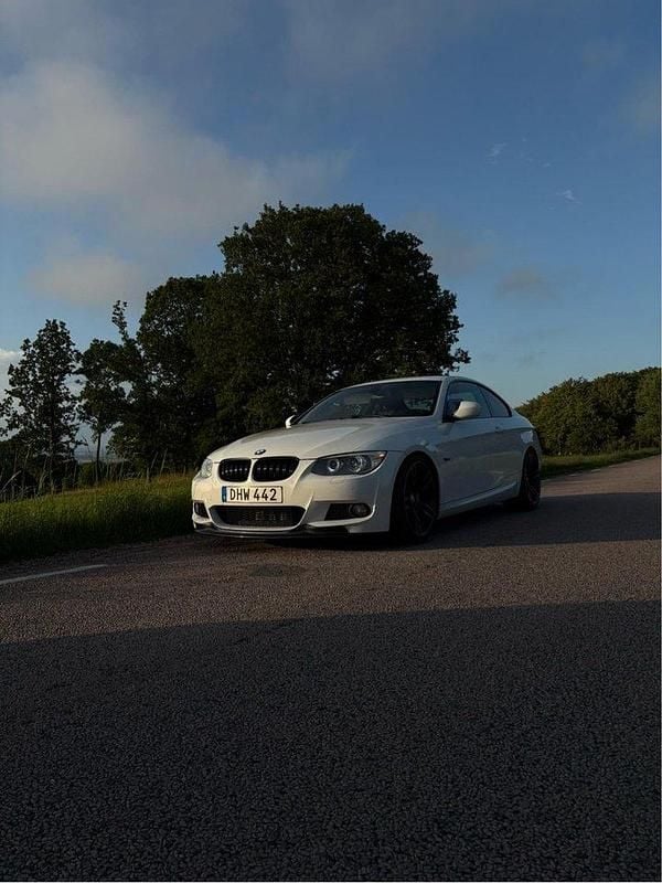 Vit Begagnad 2010 BMW 335 Comfort Edition Sportkupé | 260 000 kr - Bild 1/4