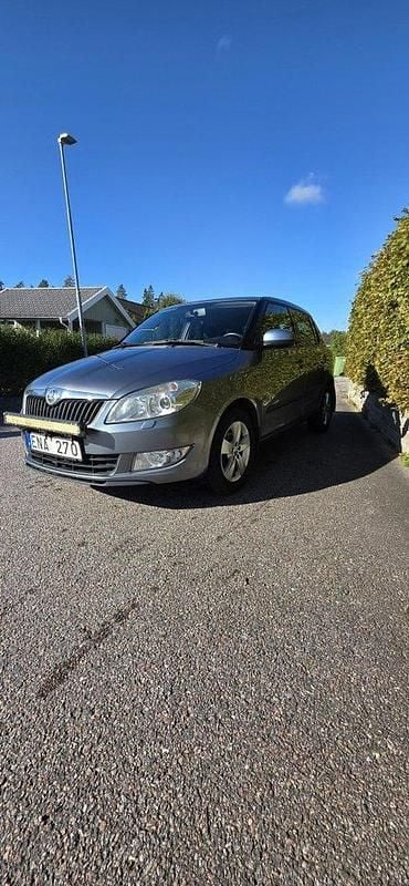 Silver Begagnad 2014 Skoda Fabia Elegance Halvkombi | 29 000 kr (Bra pris) - Bild 1/4