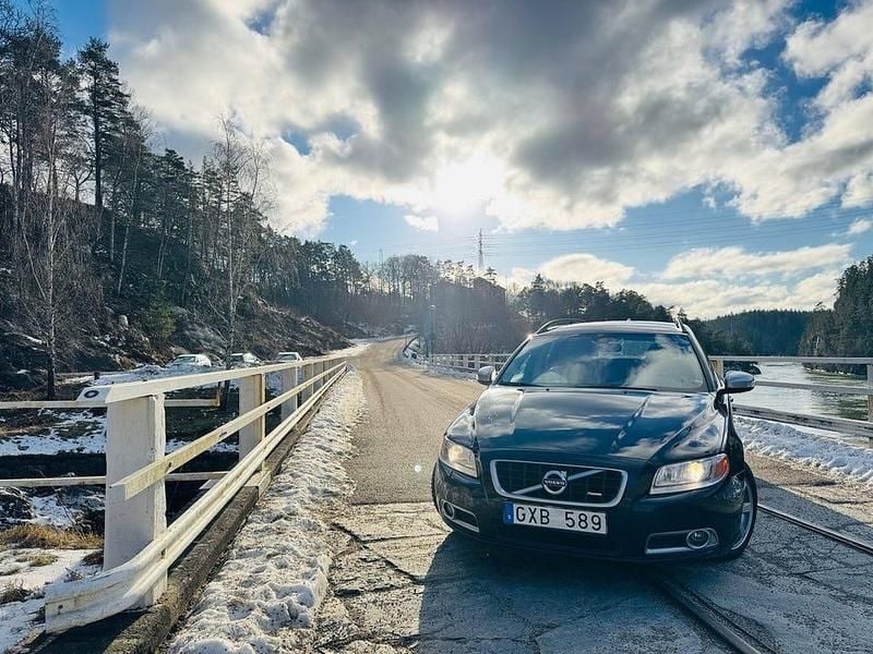 Begagnad Volvo V70 R-Design 180 HK (132 kW) 2011 Blå Kombi