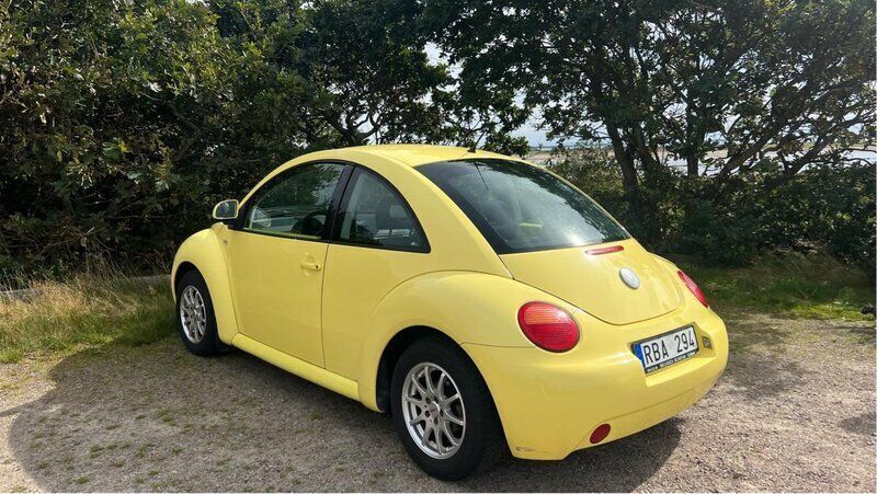 Gul Begagnad 2000 VW Beetle Highline Halvkombi | 28 000 kr (Marknadspris) - Bild 1/4