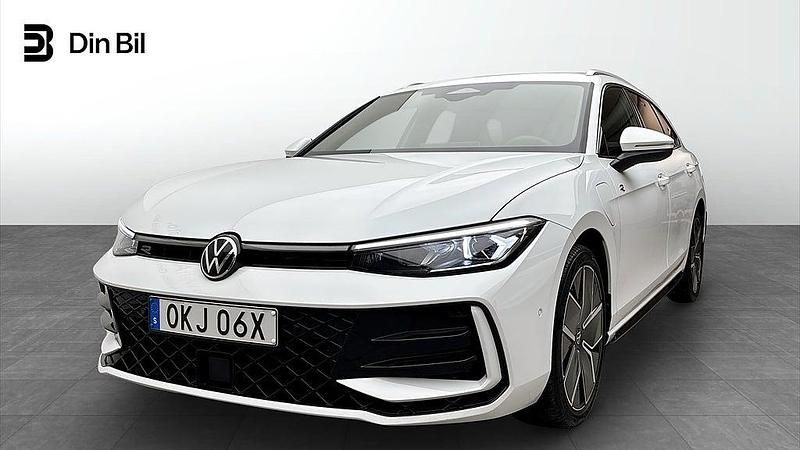 Vit Begagnad 2025 VW Passat R-line Kombi | 519 900 kr (Marknadspris) - Bild 1/4