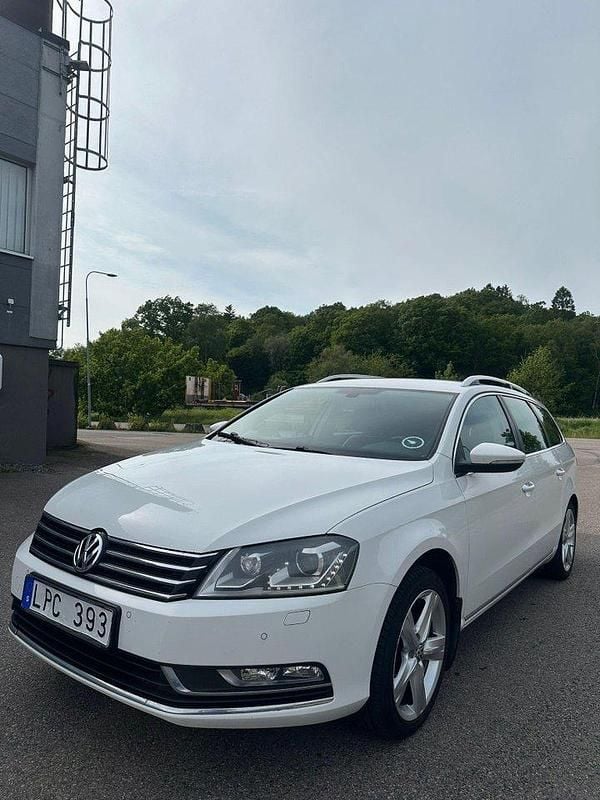Vit Begagnad 2011 VW Passat Kombi | 59 000 kr (Marknadspris) - Bild 1/4