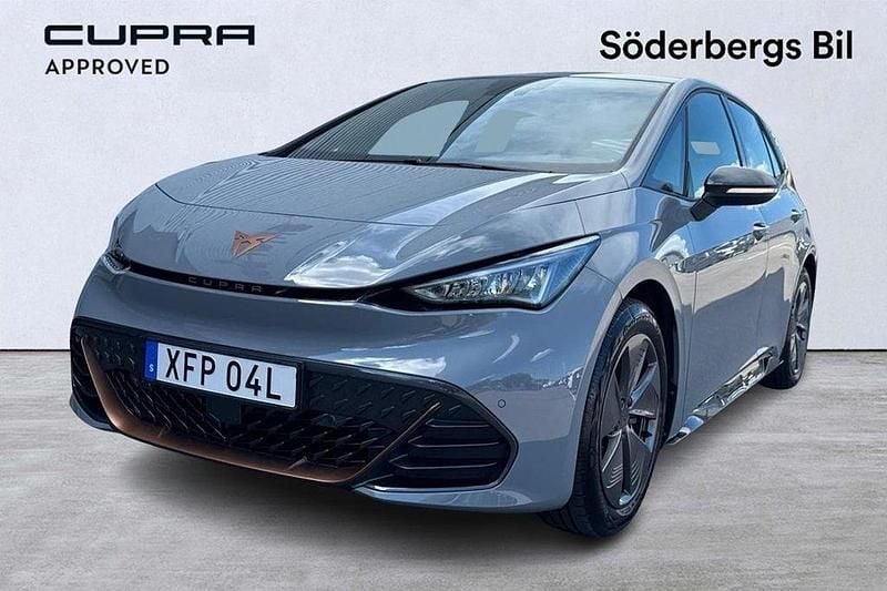 Ljusgrå (vaporgrau) Begagnad 2024 Cupra Born Halvkombi | 294 500 kr (Marknadspris) - Bild 1/4