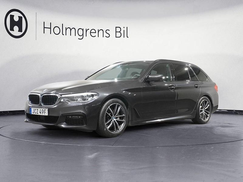 Grå Begagnad 2019 BMW 520 M Sport Kombi | 299 800 kr (Dyr) - Bild 1/4