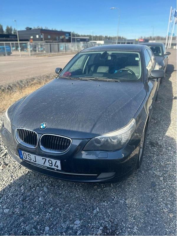 Grå Begagnad 2008 BMW 520 Sedan | 57 000 kr (Bra pris) - Bild 1/4