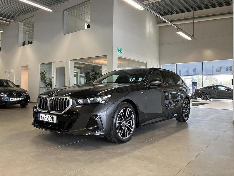 Grå/silver Ny 2024 BMW 520 Efficient Dynamics Kombi | 678 500 kr - Bild 1/4