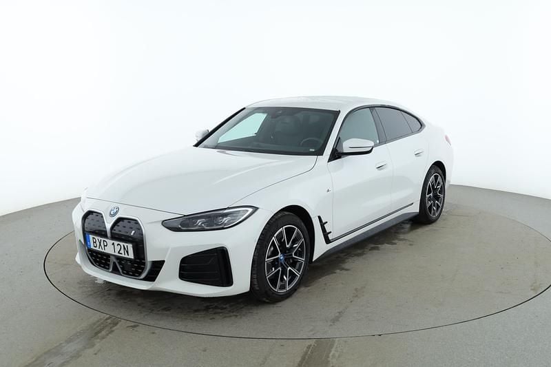 Vit Begagnad 2023 BMW i4 M Sport Sedan | 465 000 kr (Bra pris) - Bild 1/4