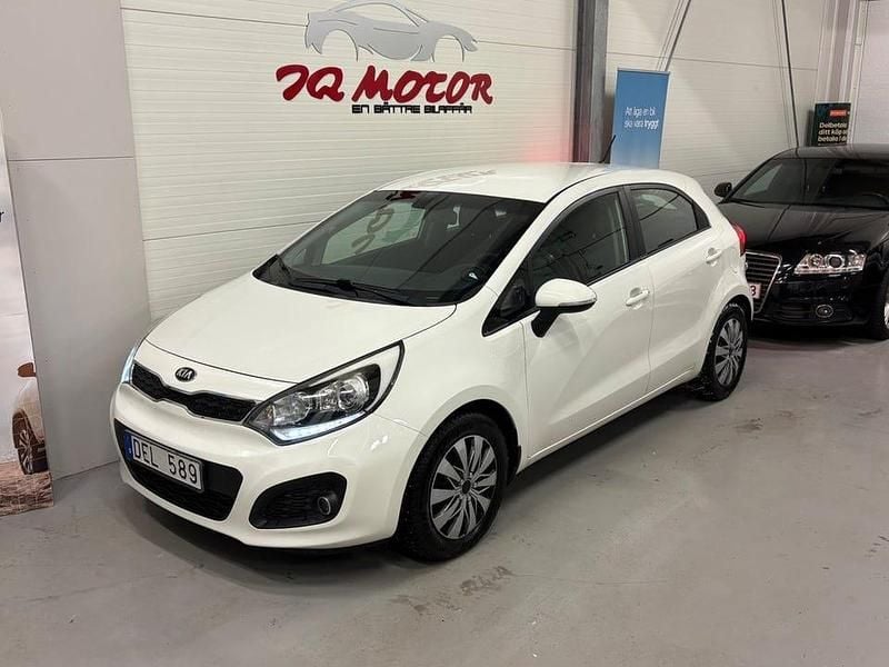 Begagnad Kia Rio 84 HK (61 kW) 2013 Vit Halvkombi