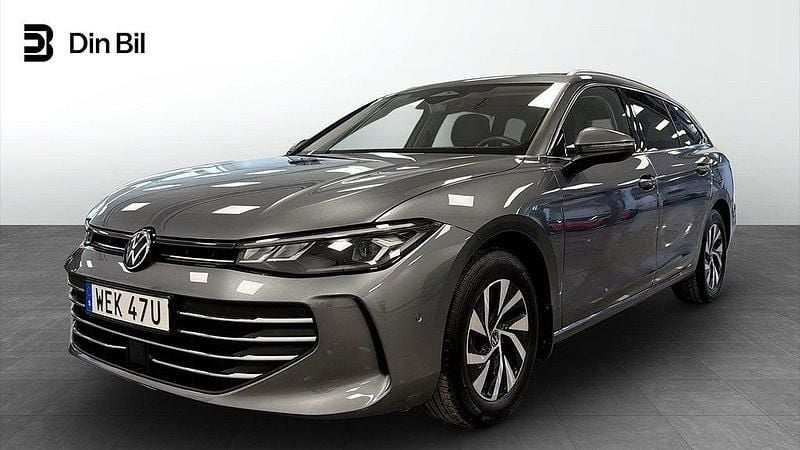 Mörkgrå (grå) Begagnad 2024 VW Passat Business Kombi | 349 900 kr (Dyr) - Bild 1/4