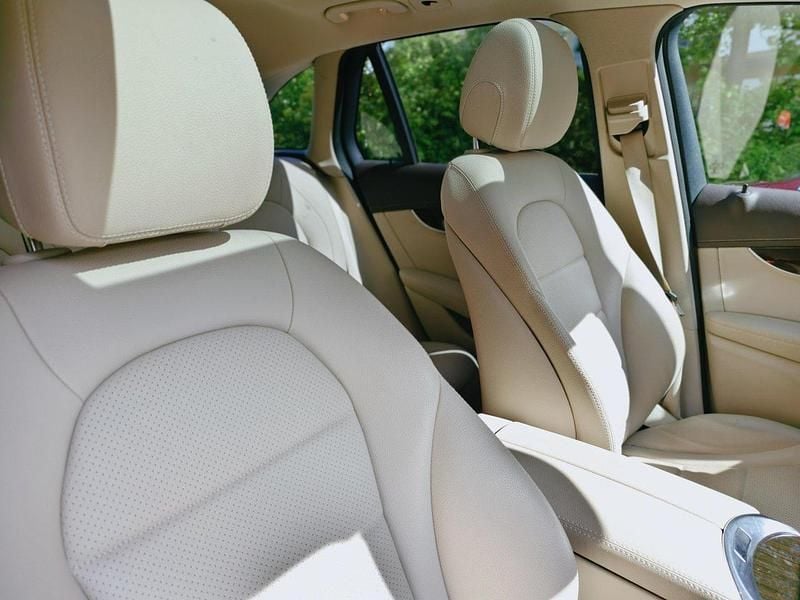 Grå Begagnad 2021 Mercedes GLC300e Edition SUV | 355 000 kr (Marknadspris) - Bild 1/4