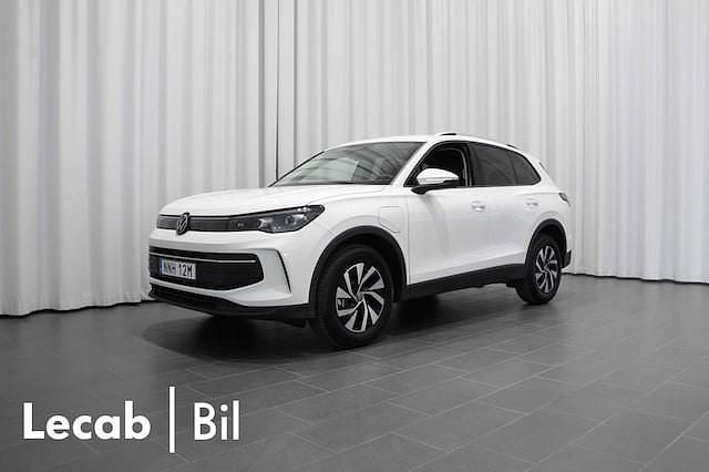 Vit (pure white) Ny 2025 VW Tiguan Life SUV | 549 500 kr (Marknadspris) - Bild 1/4