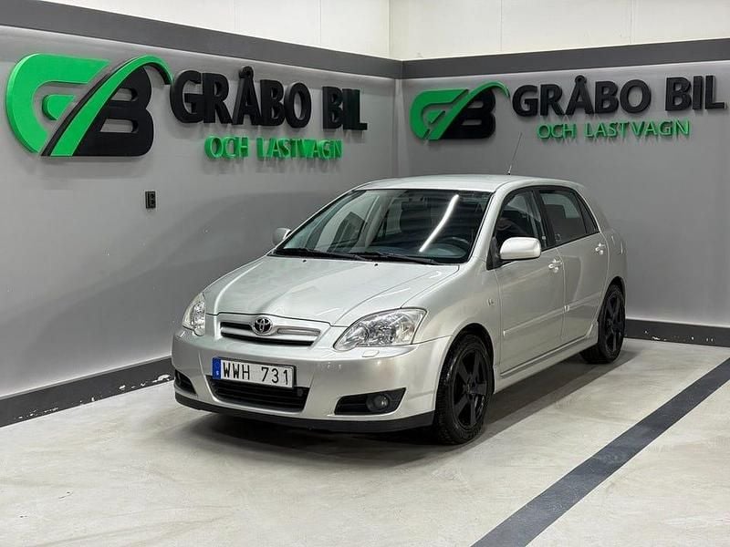 Silver Begagnad 2005 Toyota Corolla Halvkombi | 49 900 kr (Lite dyr) - Bild 1/4