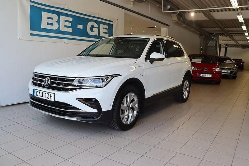 Vit Begagnad 2023 VW Tiguan Elegance SUV | 389 900 kr (Marknadspris) - Bild 1/4