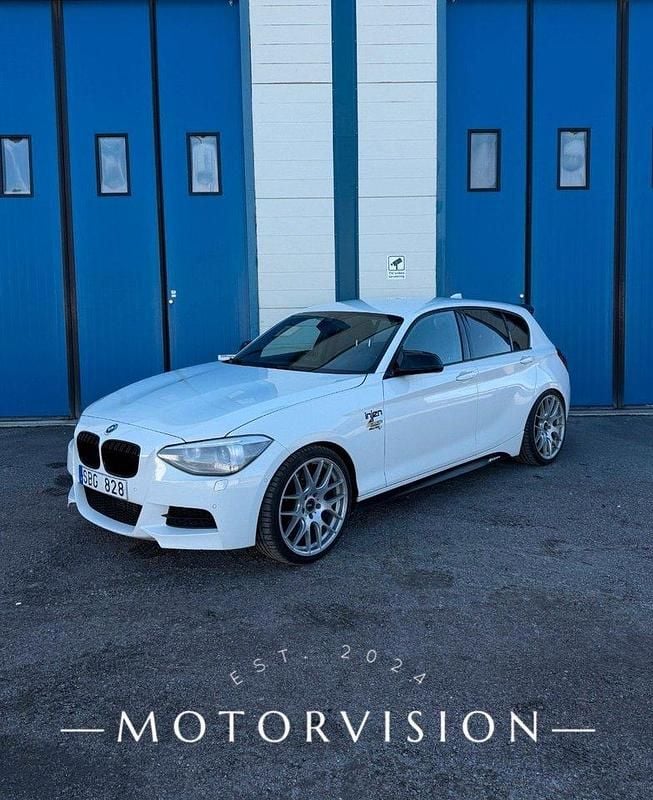 Vit Begagnad 2013 BMW M135 Halvkombi | 219 000 kr (Marknadspris) - Bild 1/4
