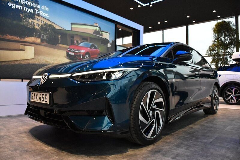 Blå Begagnad 2023 VW ID.7 Pro Halvkombi | 619 800 kr - Bild 1/4