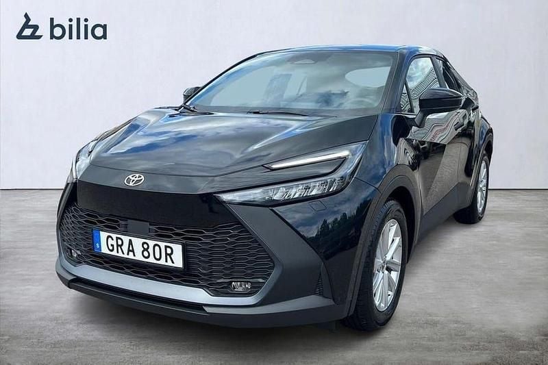Svart Begagnad 2025 Toyota C-HR Active SUV | 319 900 kr (Marknadspris) - Bild 1/3