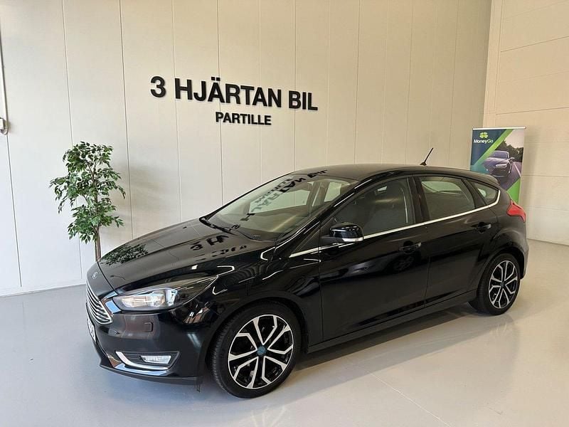 Svart Begagnad 2017 Ford Focus Titanium Halvkombi | 104 900 kr (Marknadspris) - Bild 1/4