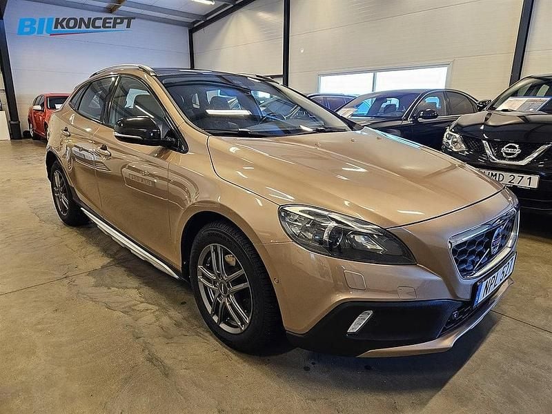 Begagnad Volvo V40 Summum 114 HK (83 kW) 2014 Brun Halvkombi