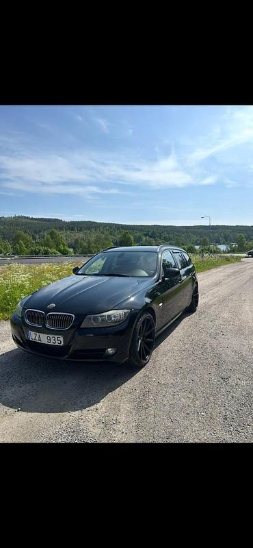 Begagnad BMW 320 184 HK (135 kW) 2012 Svart Kombi