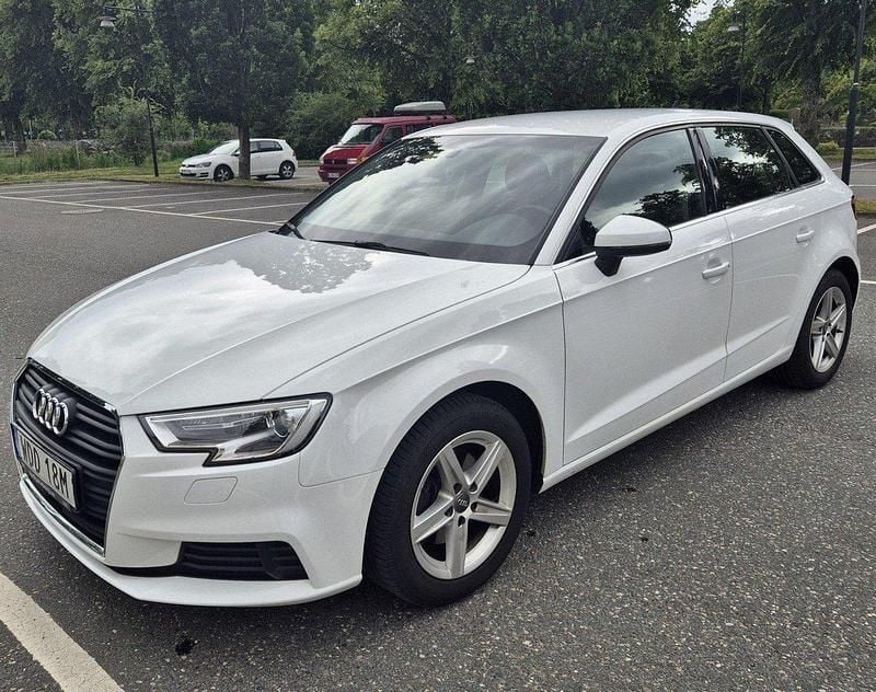 Vit Begagnad 2020 Audi A3 Sportback Proline Halvkombi | 169 000 kr (Marknadspris) - Bild 1/4