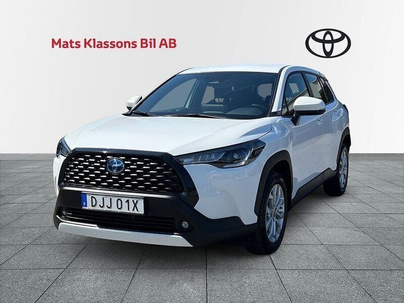 Vit Begagnad 2023 Toyota Corolla Cross Active SUV | 349 000 kr (Marknadspris) - Bild 1/4