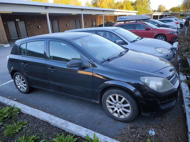 Svart Begagnad 2005 Opel Astra Halvkombi | 7 000 kr (Bra pris) - Bild 1/3