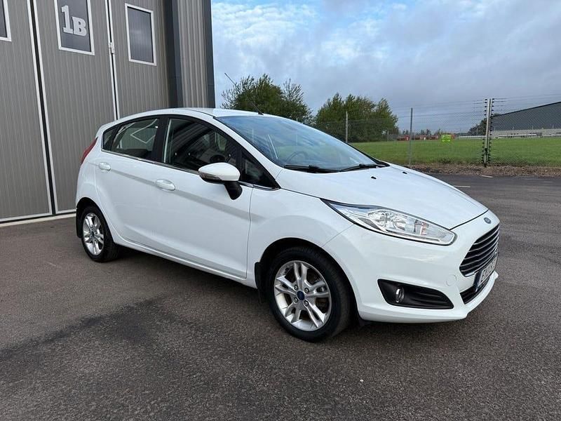 Begagnad Ford Fiesta 101 HK (74 kW) 2017 Vit Halvkombi