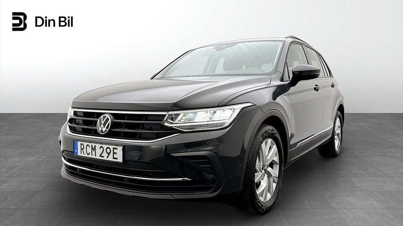 Grå Begagnad 2023 VW Tiguan Life SUV | 319 900 kr (Marknadspris) - Bild 1/4