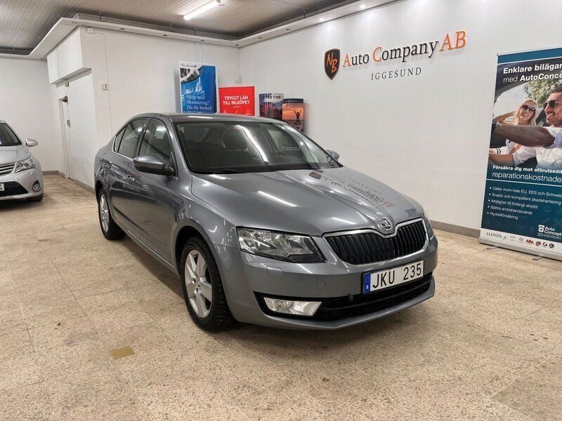 Mörkgrå (grå) Begagnad 2013 Skoda Octavia Ambition Halvkombi | 79 900 kr (Marknadspris) - Bild 1/4