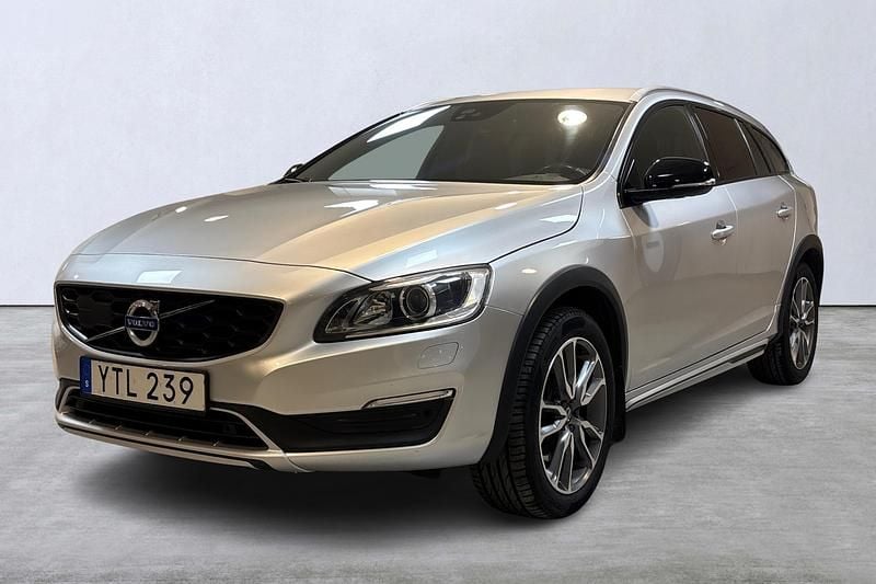 Begagnad Volvo V60 CC Standard 192 HK (141 kW) 2017 Silver Kombi