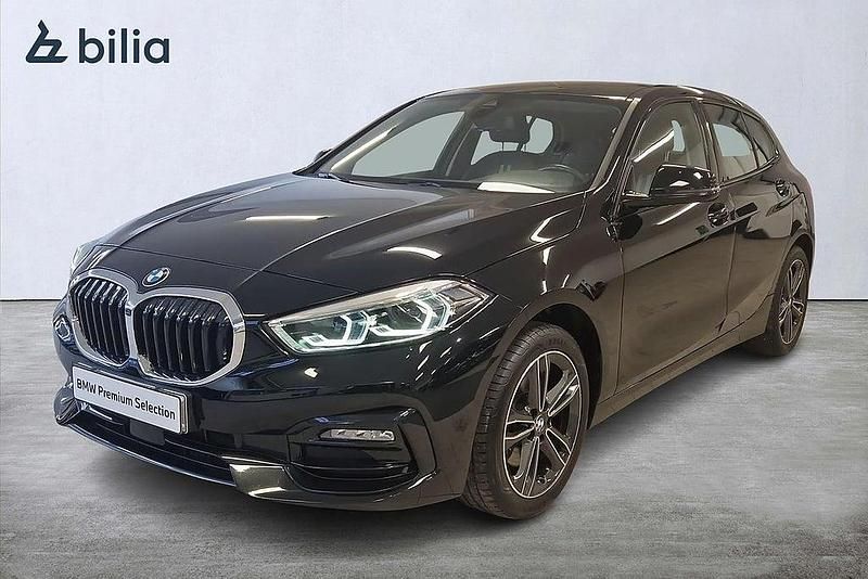 Svart Begagnad 2022 BMW 118 Sport Line Halvkombi | 269 000 kr (Marknadspris) - Bild 1/3