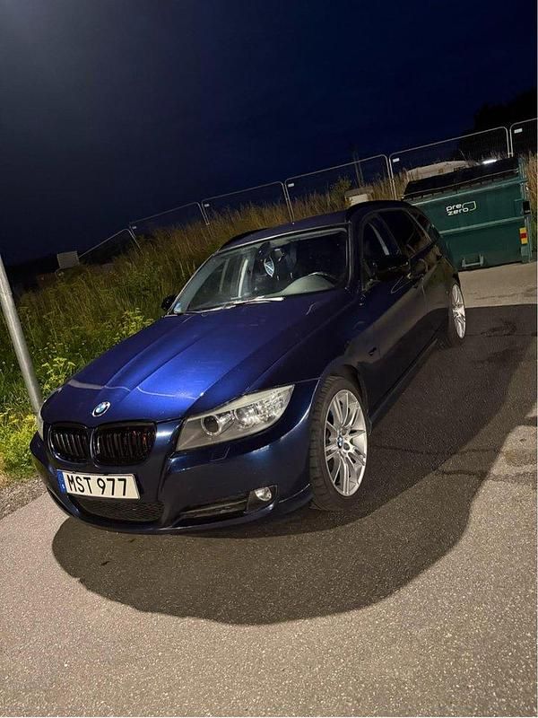 Blå Begagnad 2012 BMW 318 Kombi | 83 000 kr (Marknadspris) - Bild 1/4