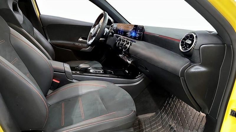 Begagnad Mercedes A200 AMG 163 HK (119 kW) 2022 Gul