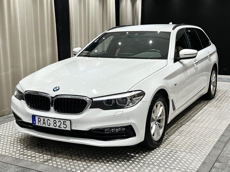Vit Begagnad 2017 BMW 520 M Sport Kombi | 194 900 kr (Marknadspris) - Bild 1/4