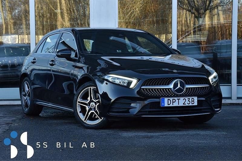 Svart Begagnad 2020 Mercedes A250 AMG Halvkombi | 264 900 kr (Marknadspris) - Bild 1/4