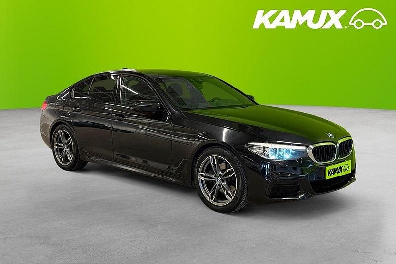 Svart Begagnad 2020 BMW 520 M Sport Sedan | 239 900 kr - Bild 1/4