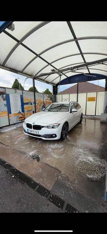 Vit Begagnad 2018 BMW 318 Sport Line Kombi | 159 900 kr (Marknadspris) - Bild 1/4