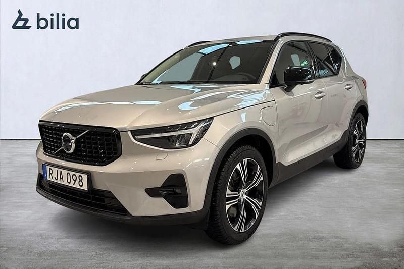 Silver Begagnad 2023 Volvo XC40 Plus SUV | 419 900 kr (Dyr) - Bild 1/3