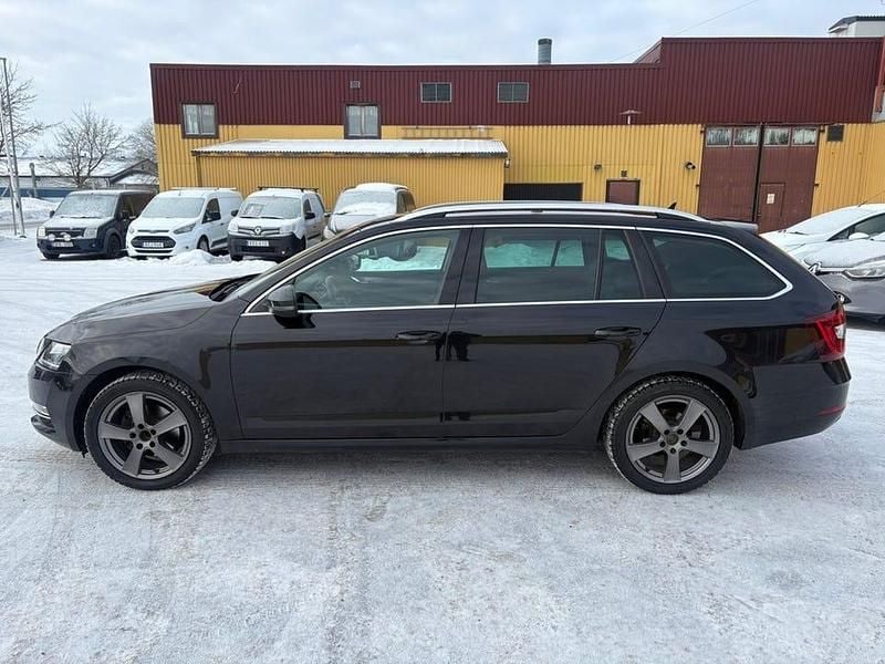 Begagnad Skoda Octavia Style 150 HK (110 kW) 2018 Svart Kombi