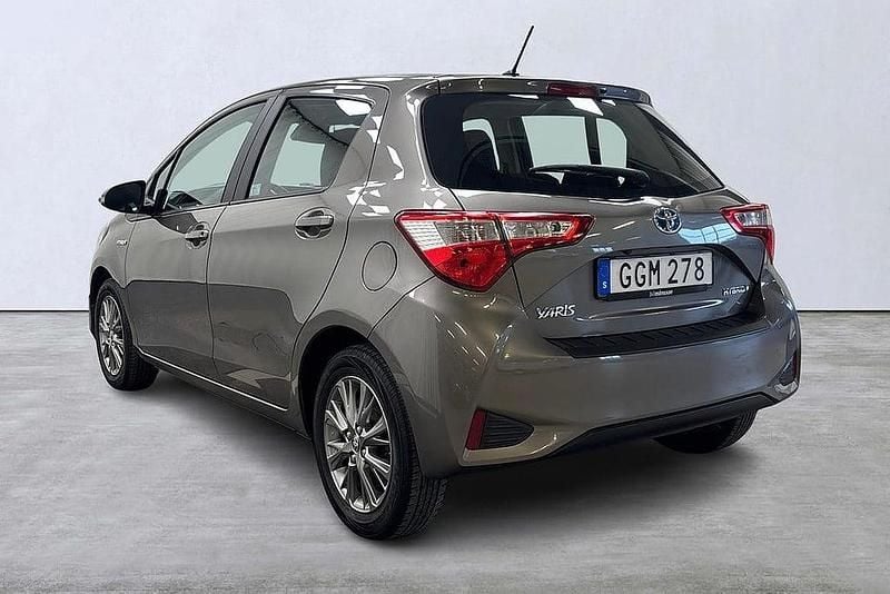 Begagnad Toyota Yaris Hybrid 102 HK (75 kW) 2018 Mörkgrå Halvkombi