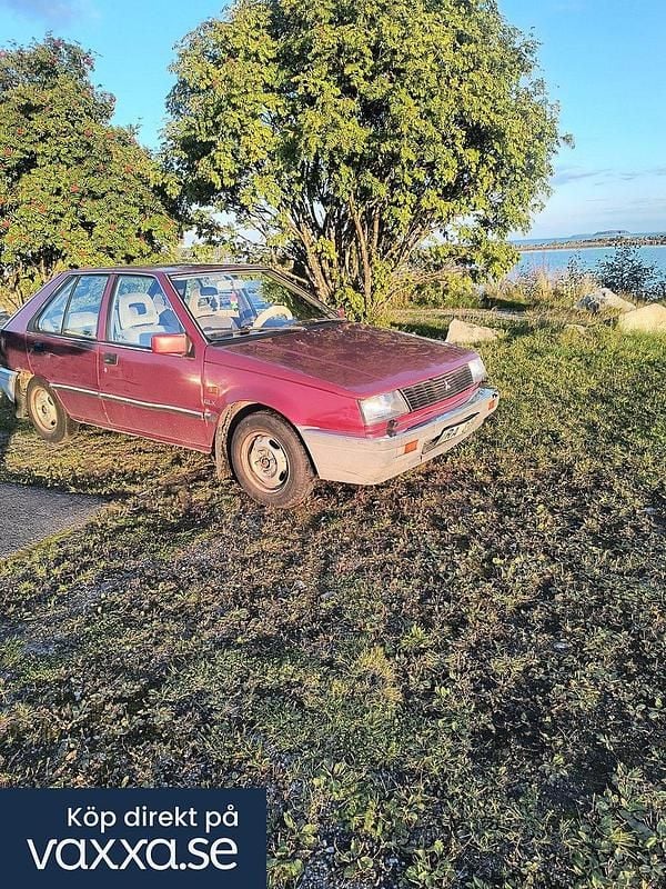Röd Begagnad 1988 Mitsubishi Colt Halvkombi | 6 920 kr - Bild 1/4